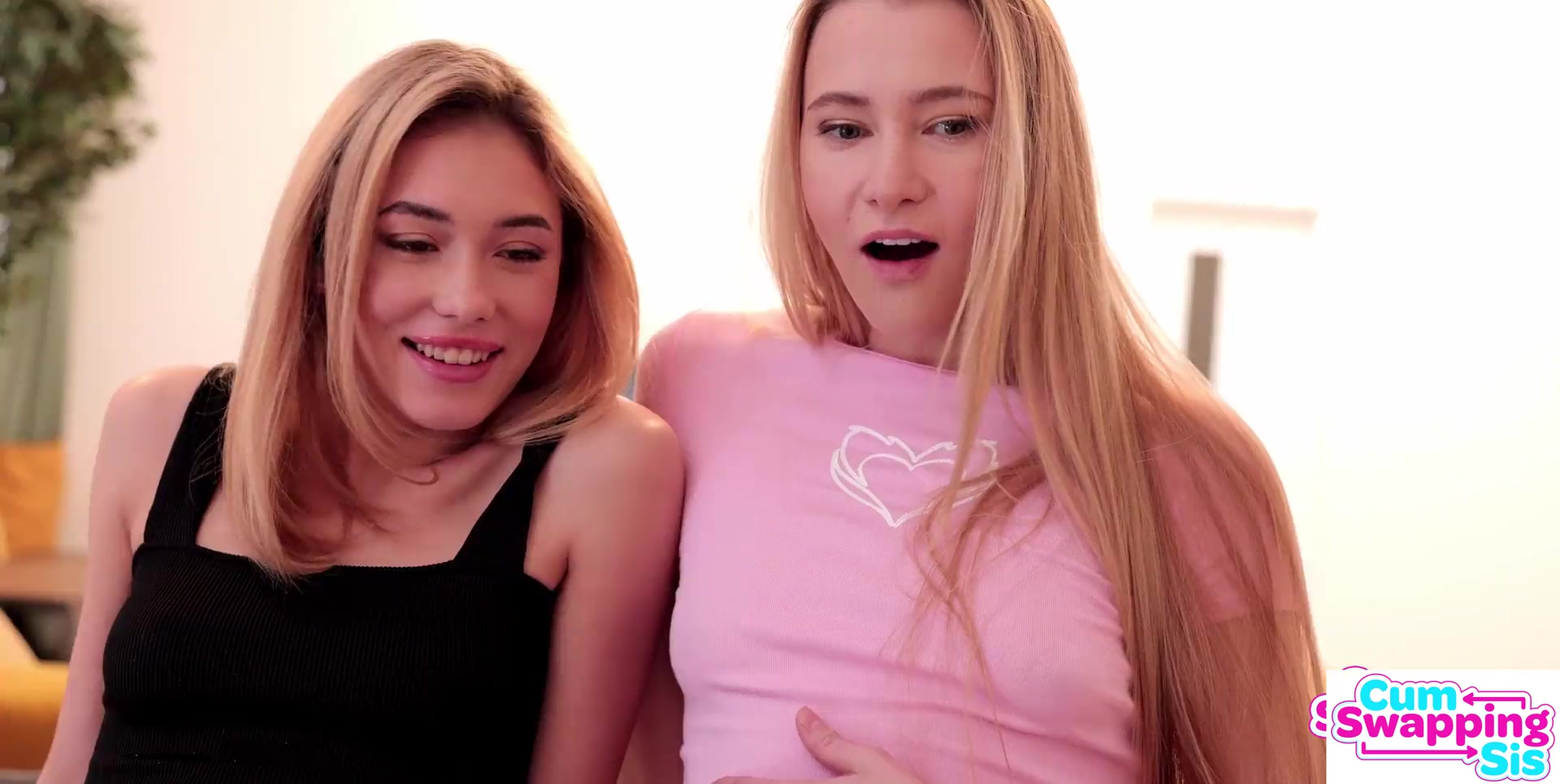 Las hermanastras adolescentes se excitan cuando su hermanastro logra arreglar el fregadero.