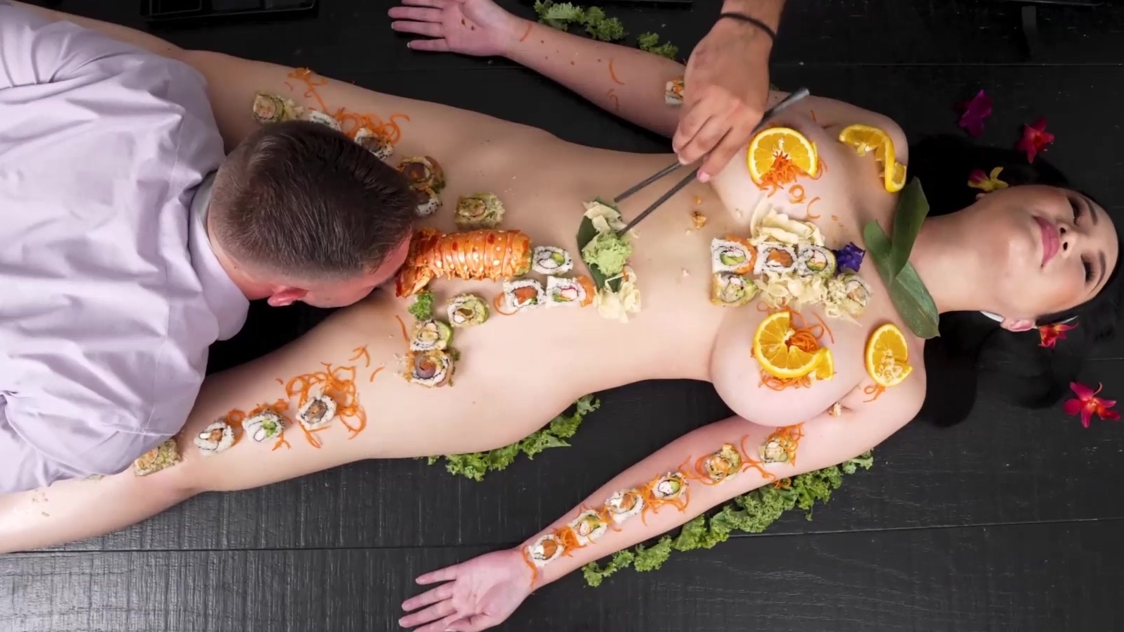 Las mujeres asiáticas con asma decoran sus cuerpos con una deliciosa cena antes de comer tres platos calientes.