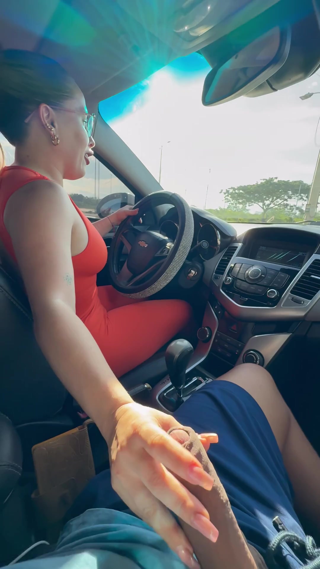 Latina con curvas chupa una polla gruesa en el coche durante sexo oral caliente en público.