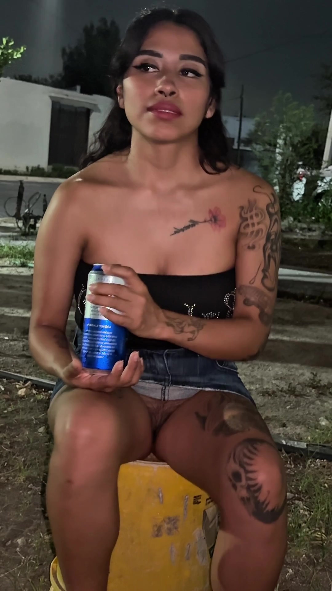 Latina con curvas y curvas cabalgando la polla de su vecino con ambos agujeros y aceitando ambos agujeros.
