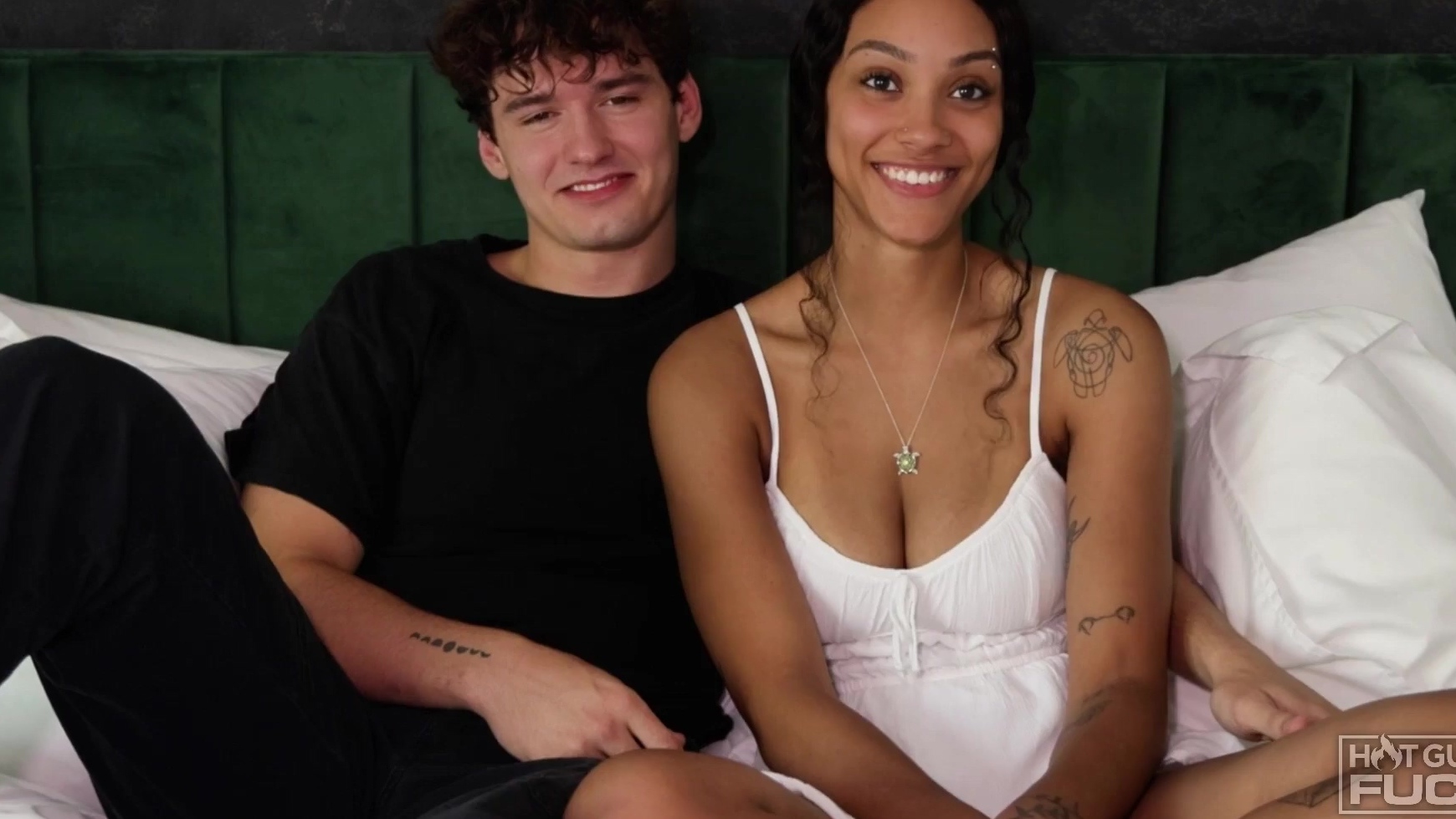 Latina guarra teniendo sexo con un hombre blanco, lo disfrutó muchísimo.