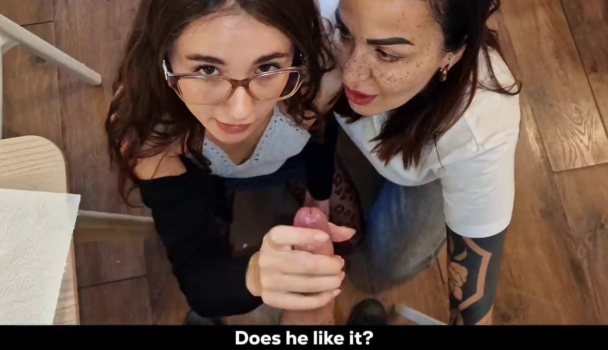 Lección de sexo oral para mi estúpida novia de su madrastra ninfa MILF durante la cena.