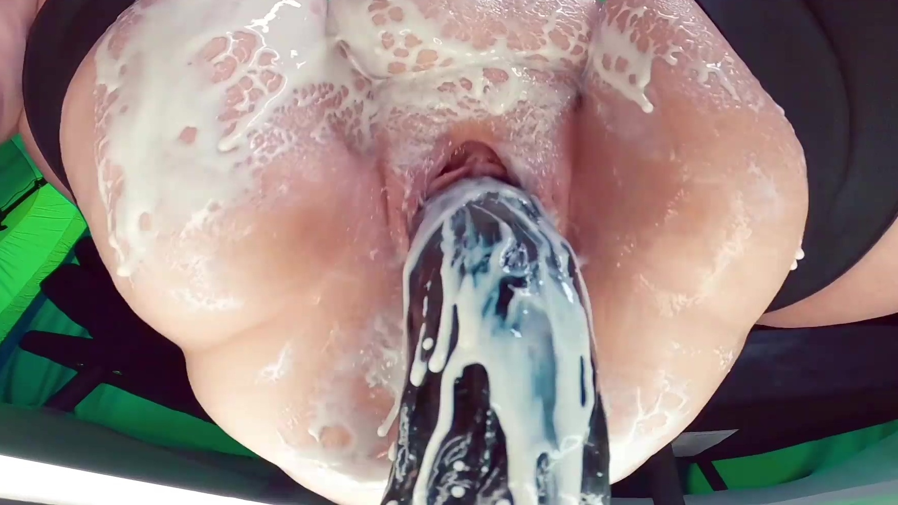 MILF con fugas de crema penetrada por un consolador negro – primer plano