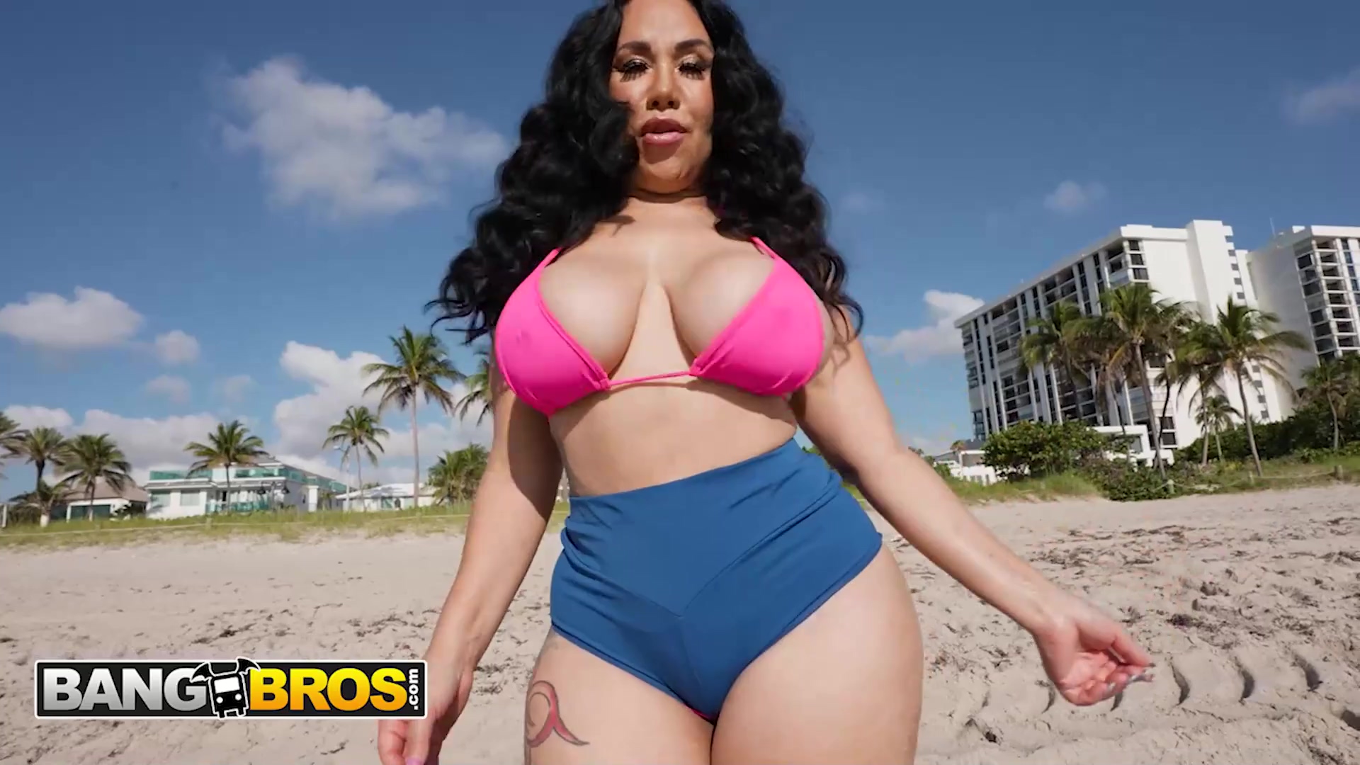 MILF latina caliente con grandes tetas y culo follada en las tetas y la boca por la BBC de sus amigos