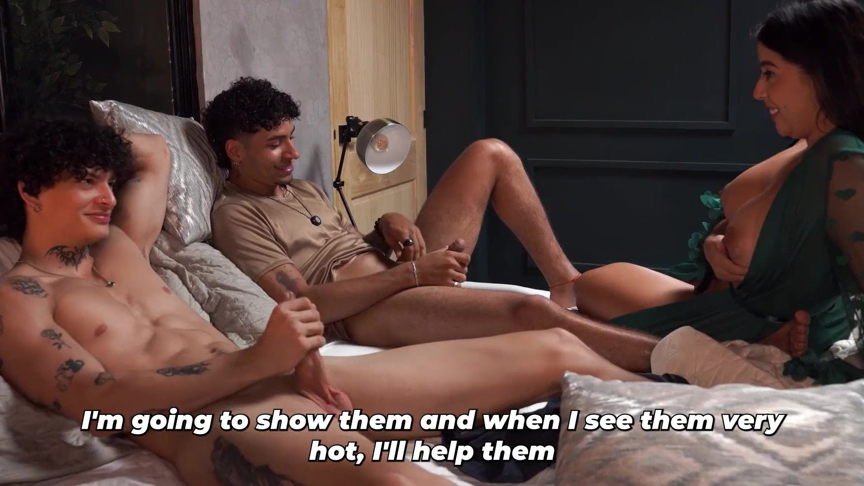 MILF sexy y tetona intenta que su hijastro y su amigo le hagan tres penetraciones para asegurarse de que es heterosexual.