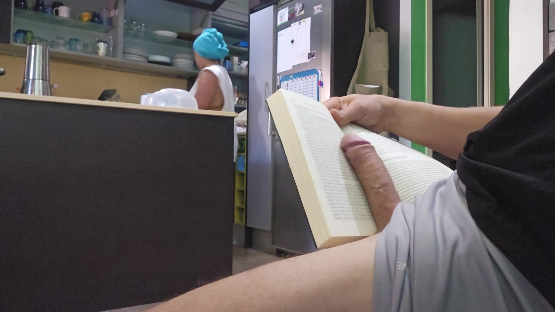 Me masturbo y veo a mi madrastra ahora abrazándome