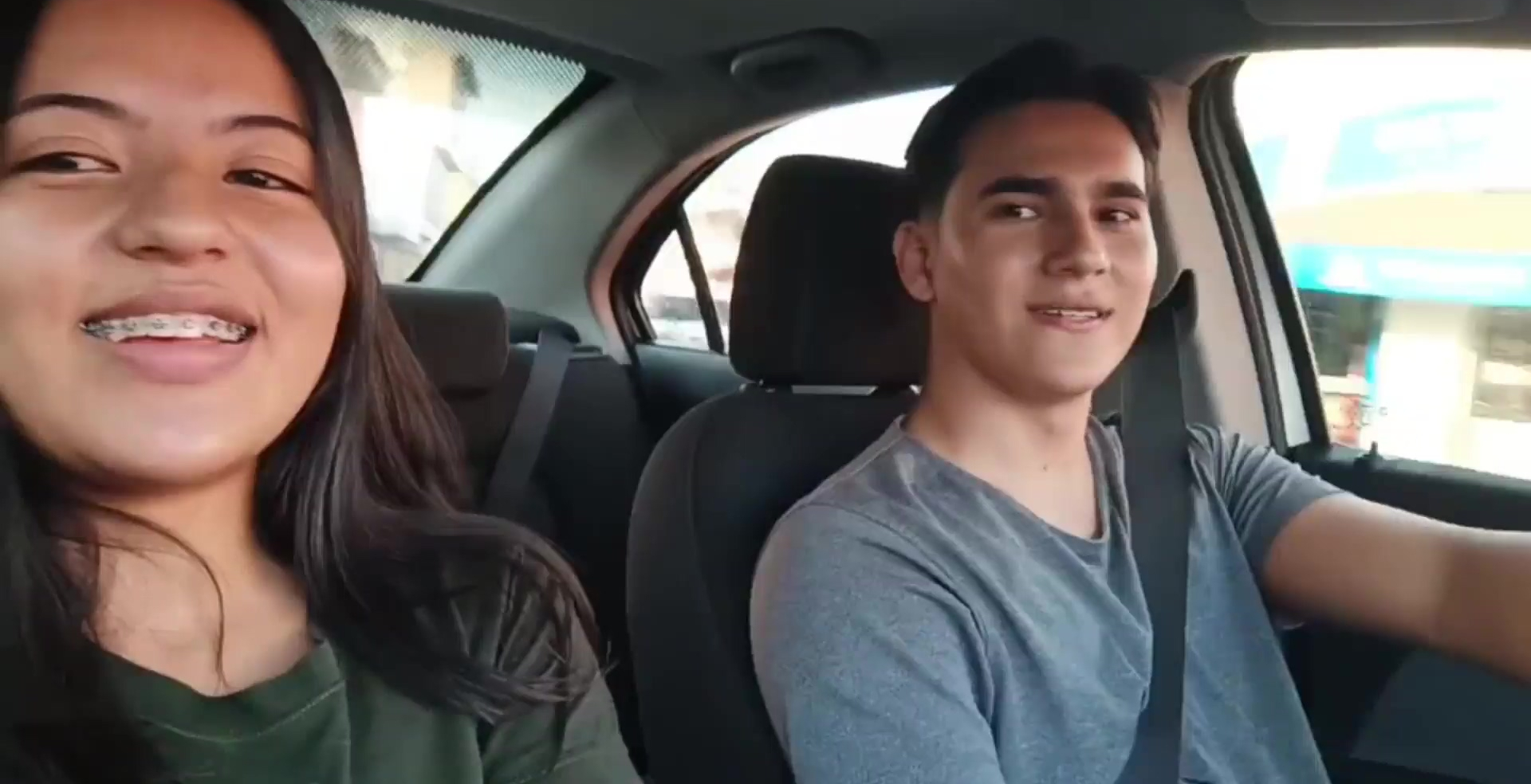 Mi novia latina de grandes tetas se disgusta cuando llegamos a casa y empieza a tener sexo nada más llegar.