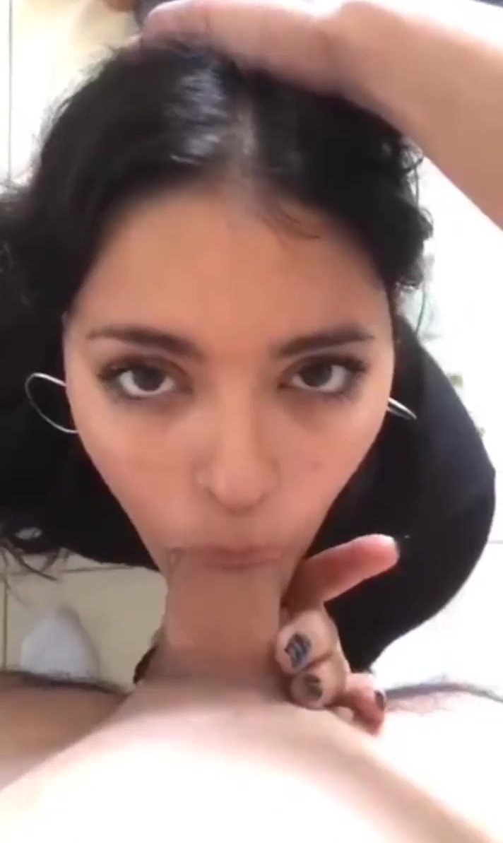 Mi prima latina caliente se vuelve loca cuando ve mi verga y le encanta que la folle el perro