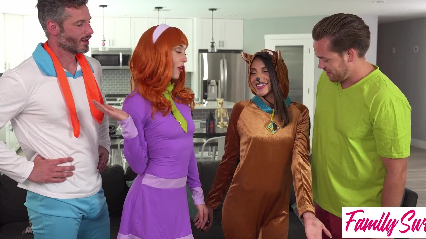 Orgía de cosplay con temática de Scooby-Doo con las prostitutas Hime Marie y Aiden Ashley.