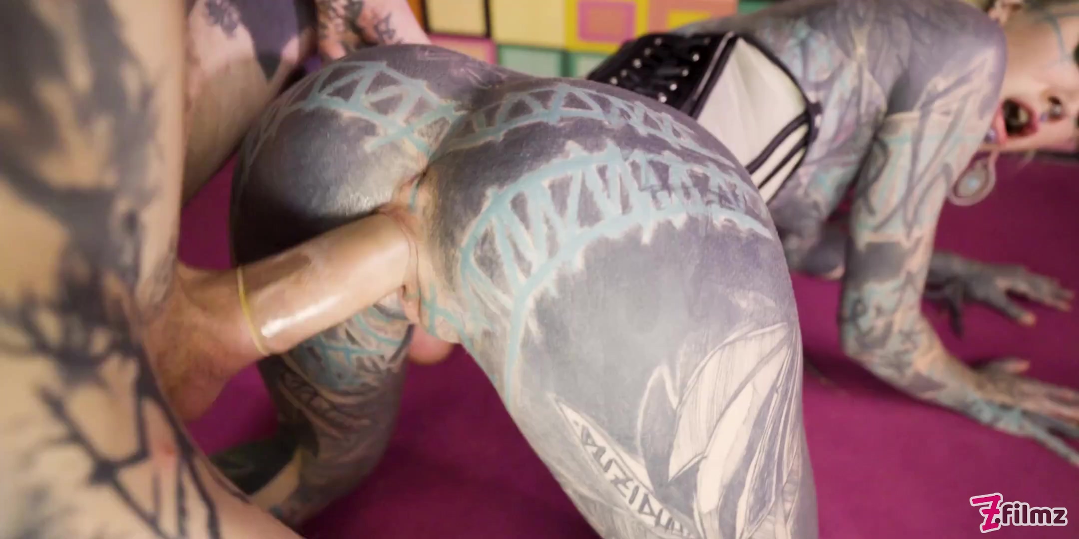 Otra chica completamente tatuada con rastas anuskatzz en una creación de trasero mágico