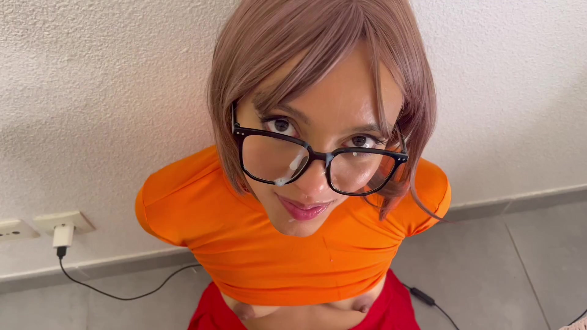 Pequeña latina en cosplay de Velma monta una gran polla blanca y cabalga sobre su hermoso rostro con gafas