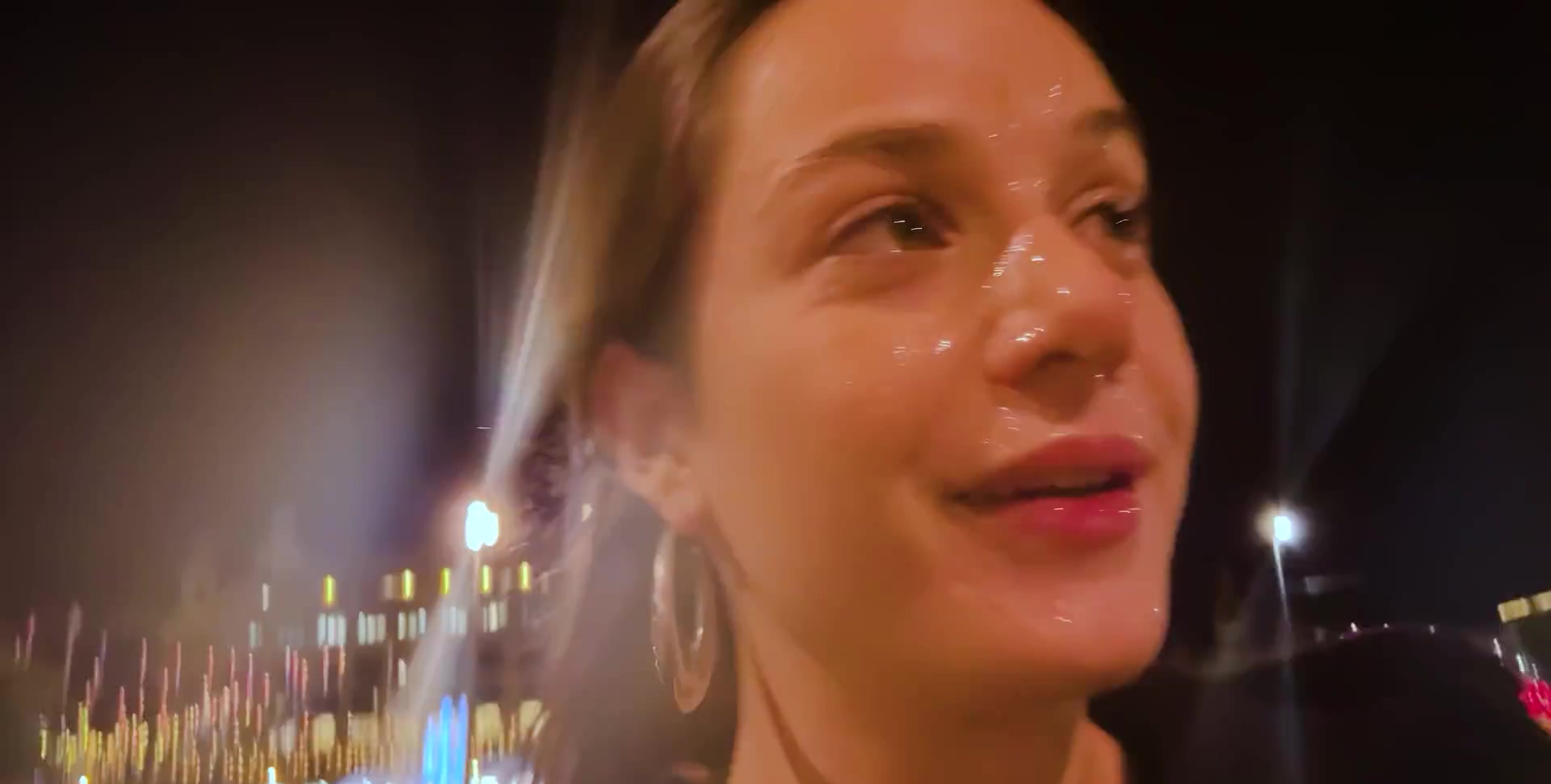 Puta española me chupa la polla en un baño público y se la sacude en la cara