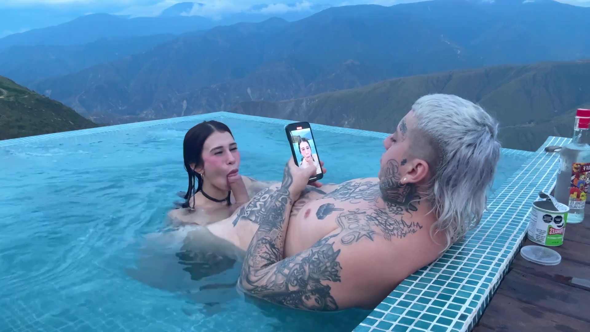 Puta latina nada y le chupa la polla a su marido al mismo tiempo