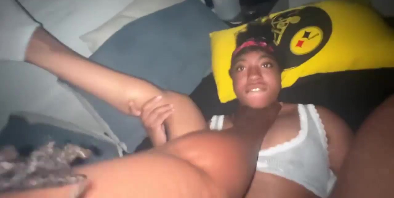 Sexo duro con mi hermosa hija adolescente morena antes de acostarse.