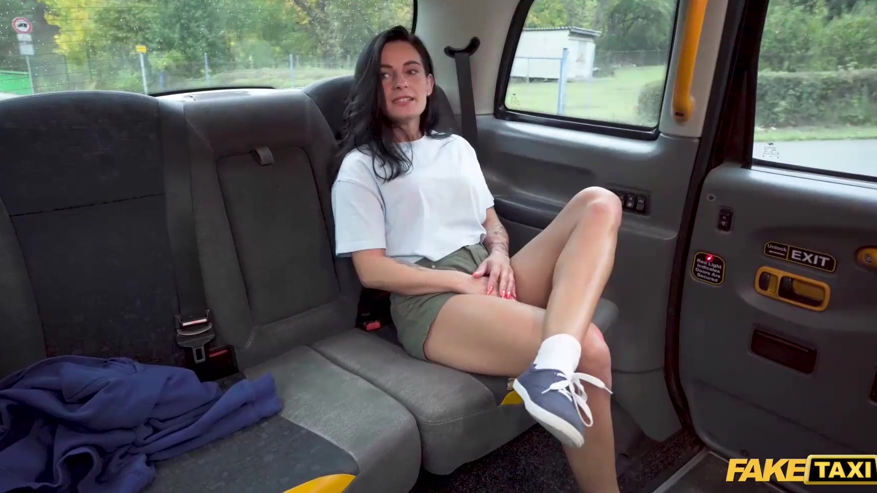 Sexo en público y apasionado en un taxi con una atractiva morena uniformada.