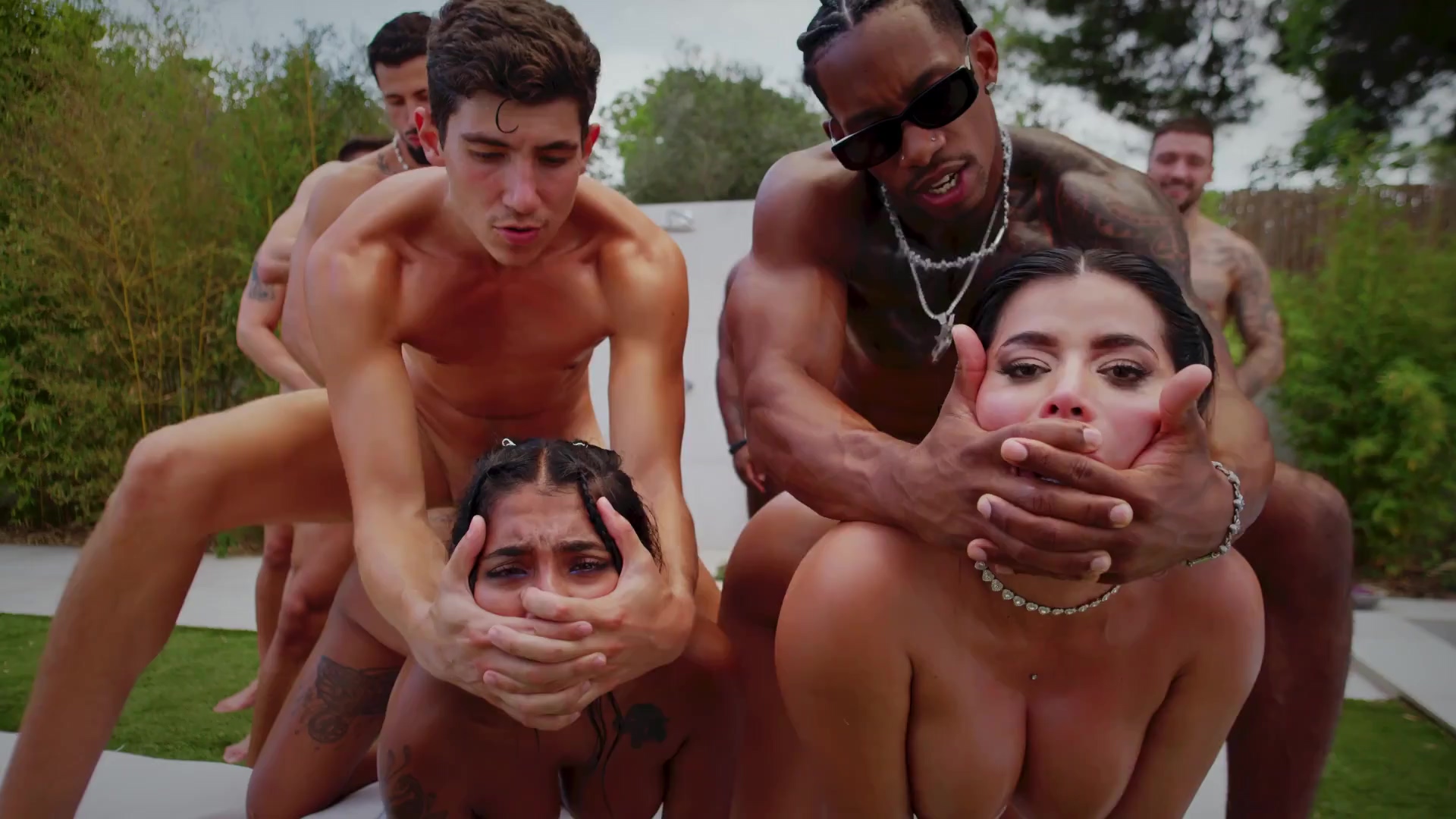 Título: Gangbang junto a la piscina: MILFs negras, doble penetración y diversión anal