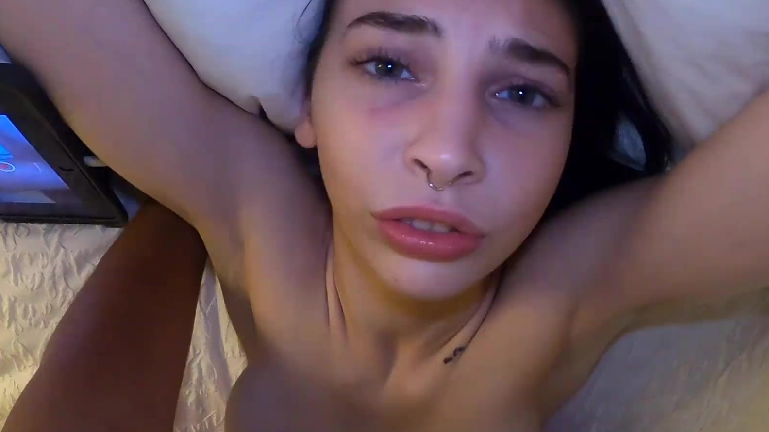 Truco sexual con una preciosa adolescente morena cerca