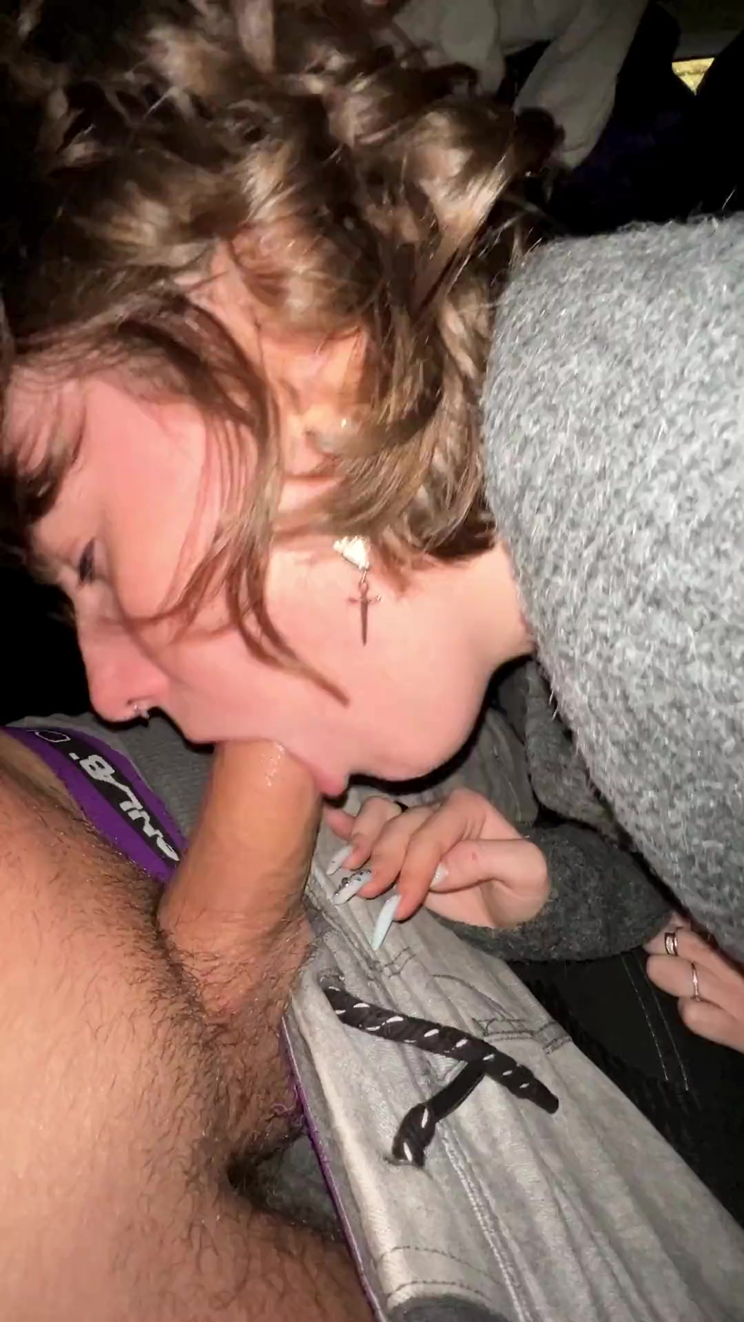 Un buen sexo en el coche termina con él eyaculando dentro de su pene duro.