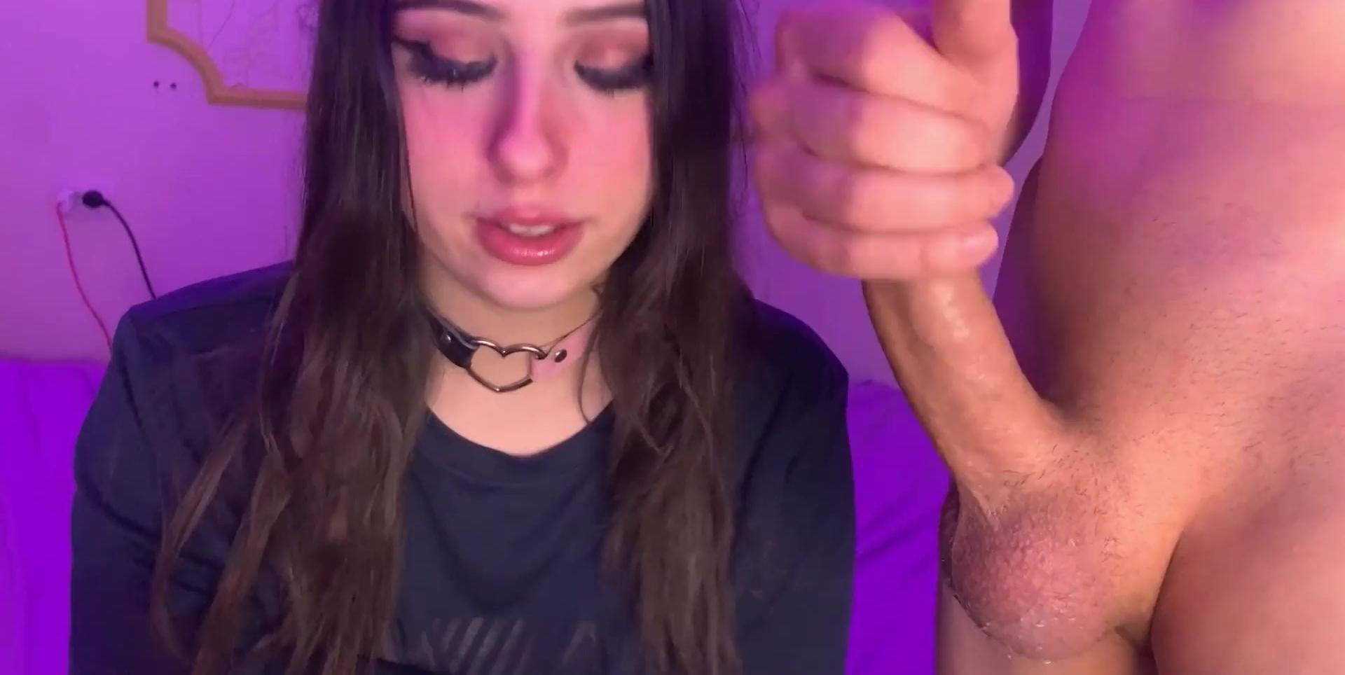 Un culo juguetón chupa una gran polla continuamente hasta el final.