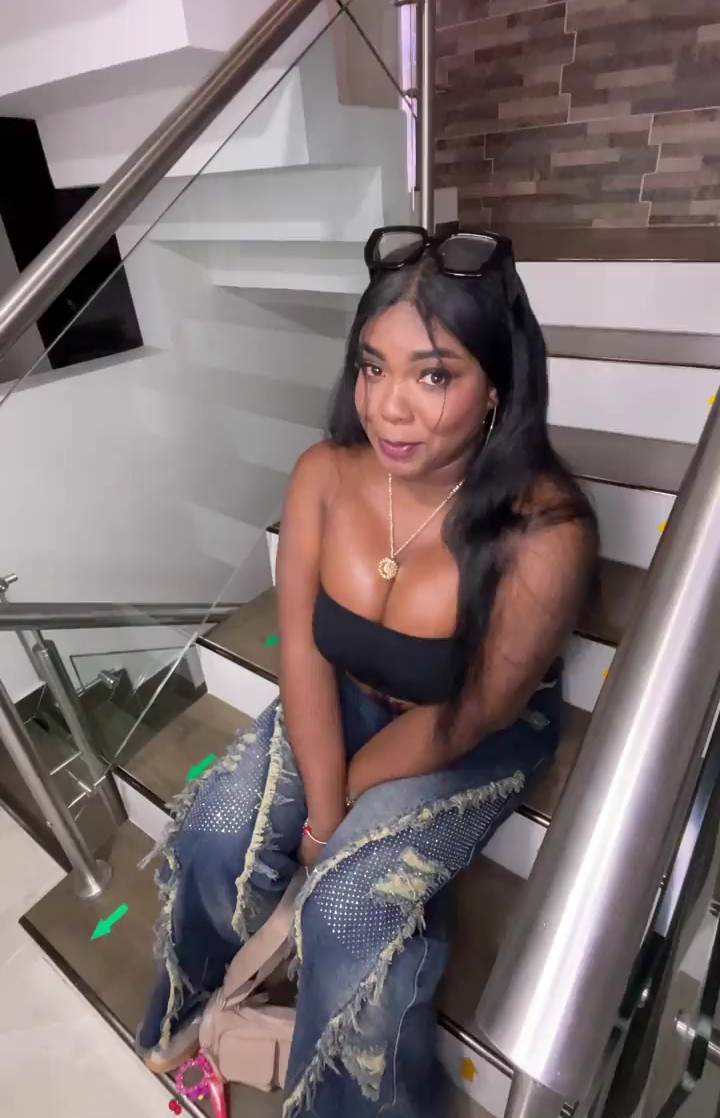 Un masaje de una vecina latina con curvas se convierte en una parte grande y sexy del dormitorio.