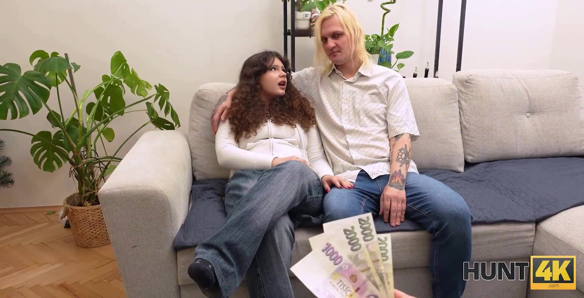 Un pervertido desconocido atrajo a la rica y gorda Rose Noir para que se acostara con él a cambio de dinero, mientras su novio los filmaba.