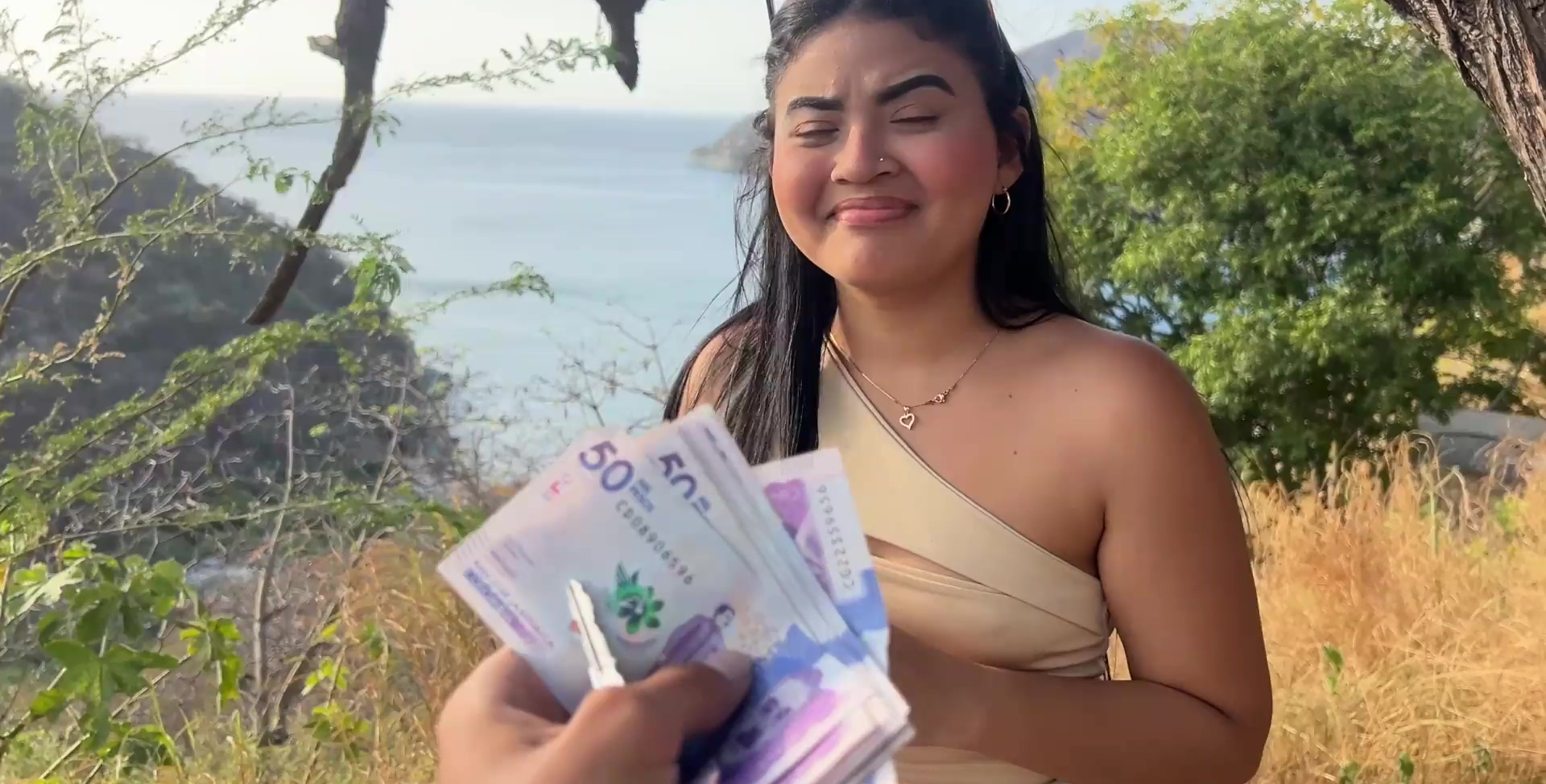 Una chica latina acepta matar a un desconocido por dinero