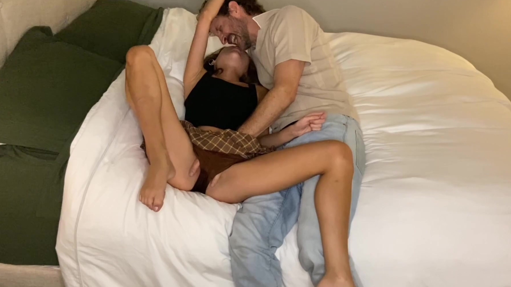 Una estudiante delgada con falda tiene orgasmos múltiples gracias a la habilidad de los dedos y la polla de su compañero.