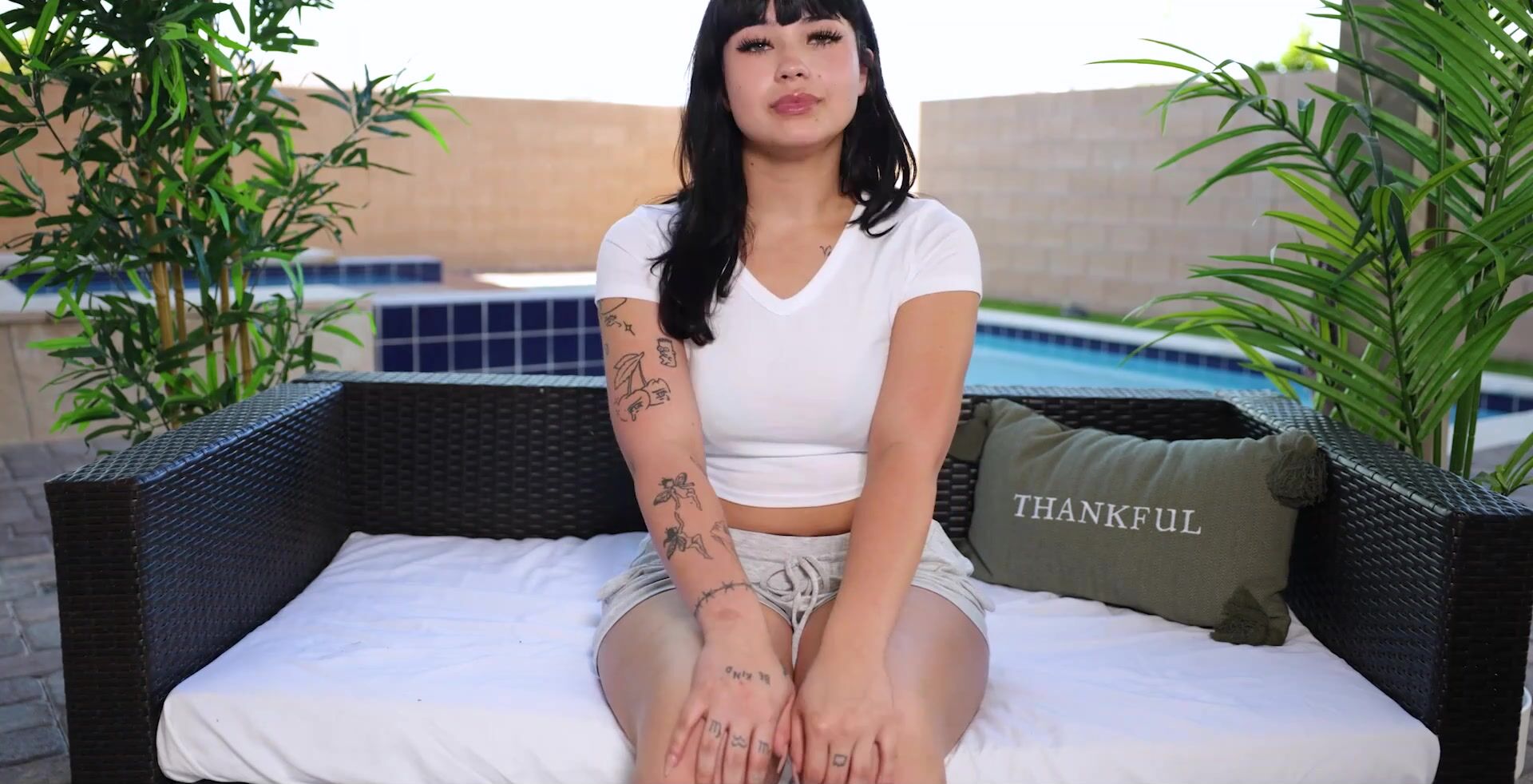 Una gran nena morena azul se burla de sus tetas con su vibrador y luego monta mi polla y gime de placer.