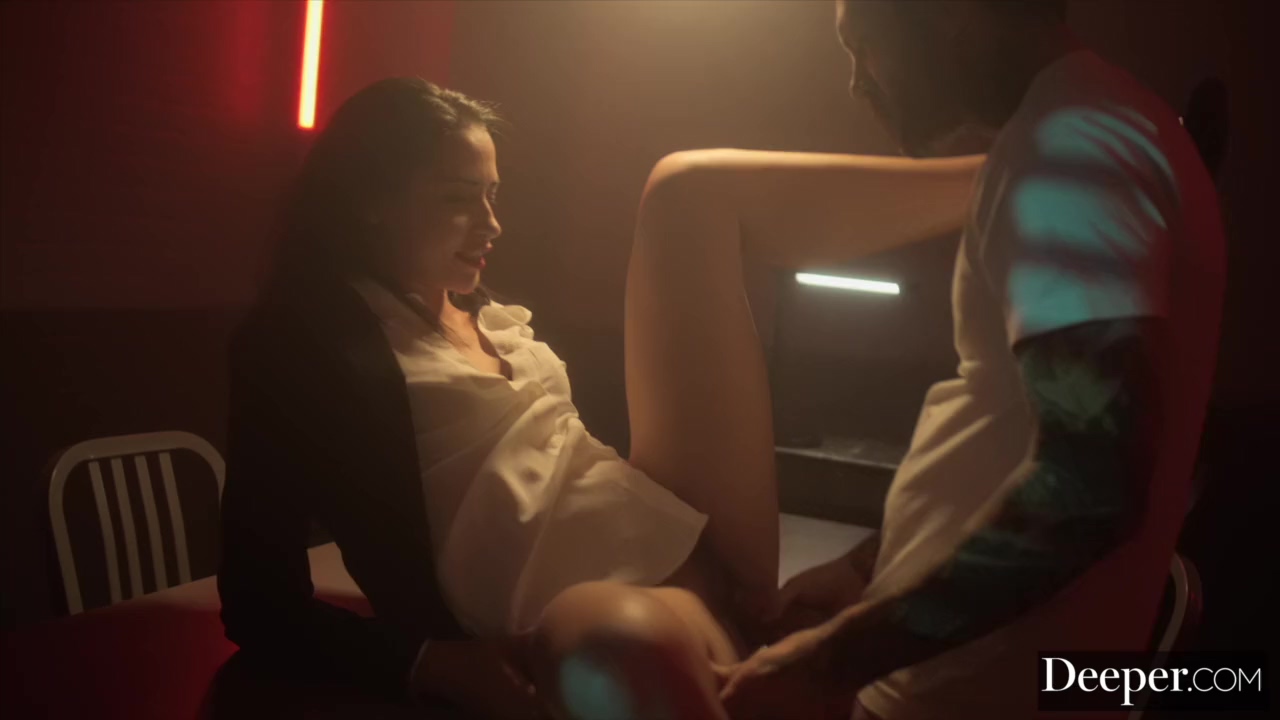 Una hermosa abogada morena entró al cuarto oscuro