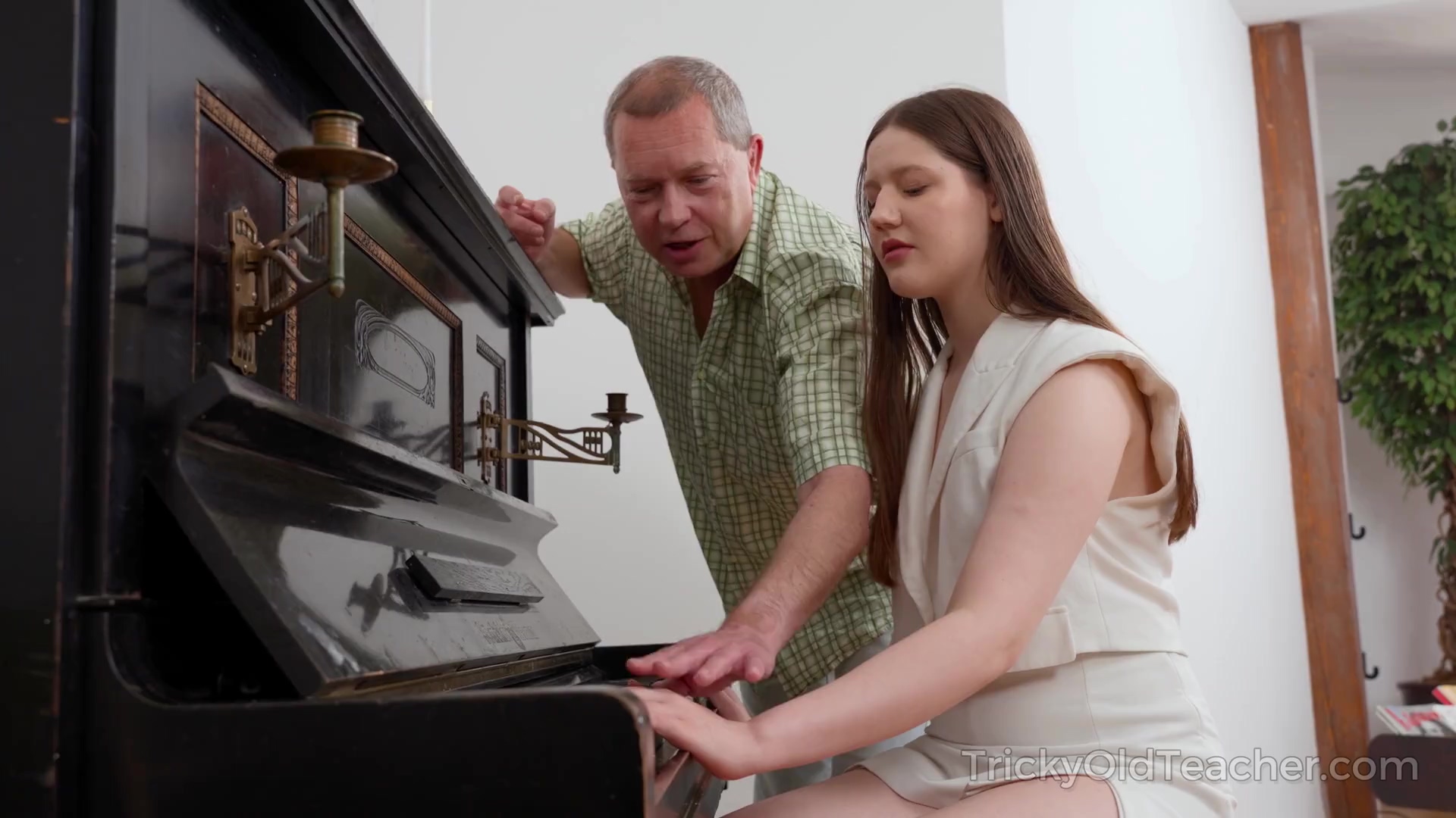 Una joven morena le viene la polla al profesor de música durante una sesión caliente entre un hombre mayor y una joven.