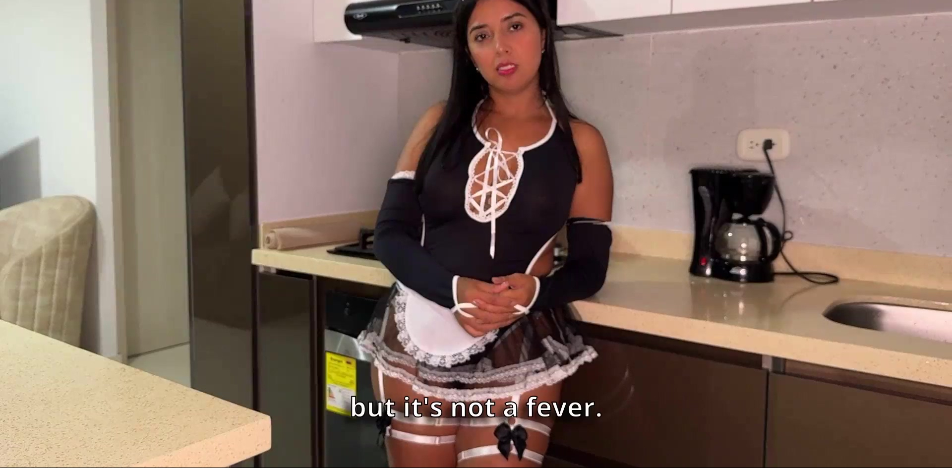 Una latina vestida de sirvienta le pide a su jefe que la alimento con esperma