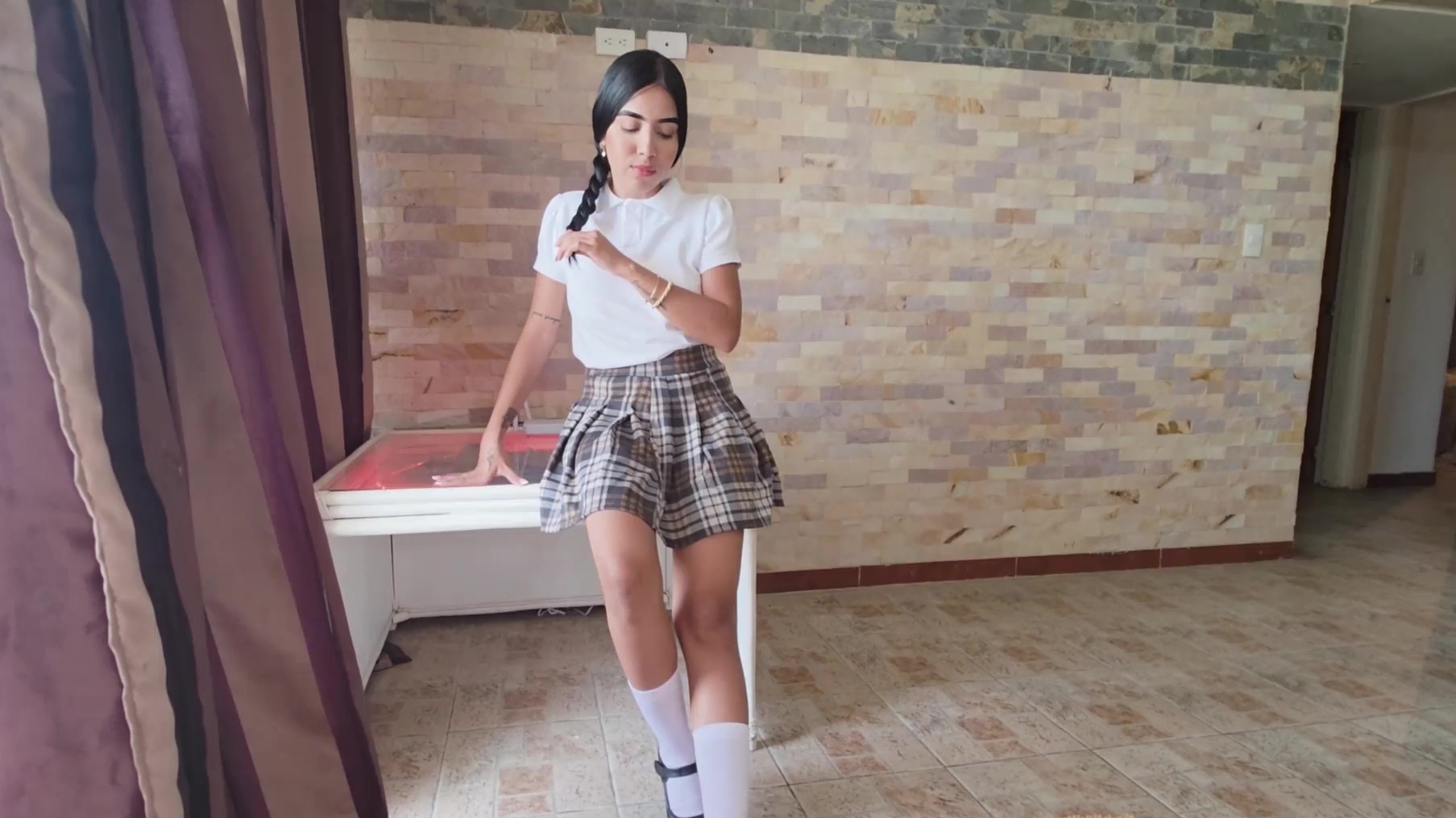 Una linda jovencita latina deja dormir a su hermanastro y correrse dentro de ella después de clase.