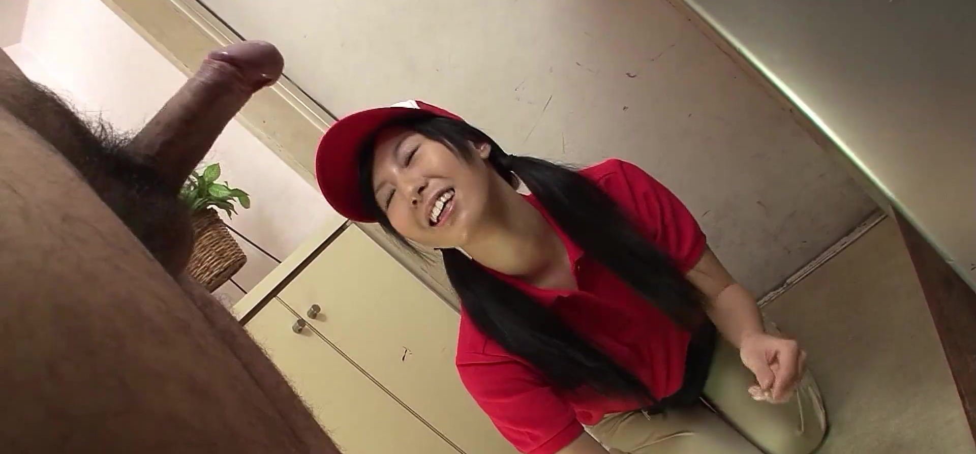 Una linda repartidora japonesa está tan aburrida como mi aderezo de pizza.