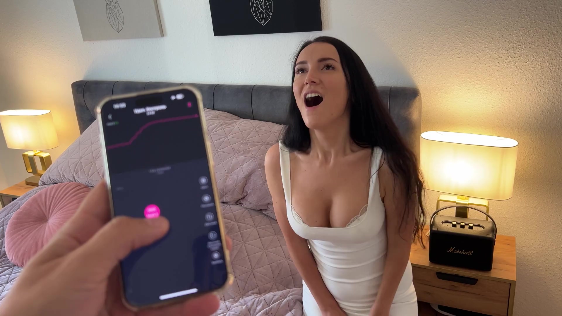 Una morena de corte con un cuerpo perfecto no puede resistirse a un vibrador para realzar su escote.