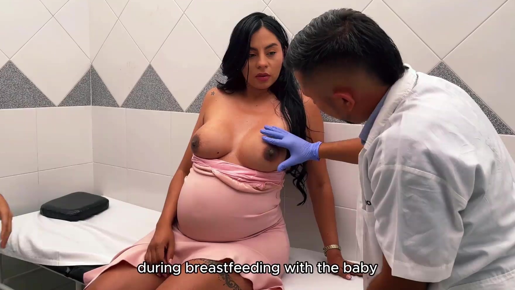 Una mujer embarazada recibe un triple inesperado en el hospital durante un chequeo.