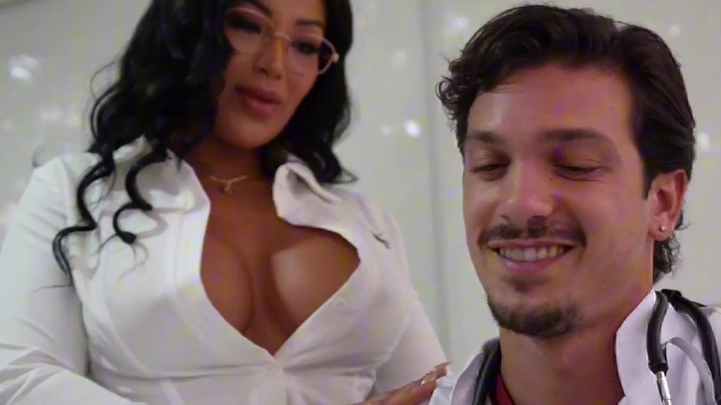 Una orgullosa mujer morena está enfadada con su jefe, un médico, durante una entrevista.
