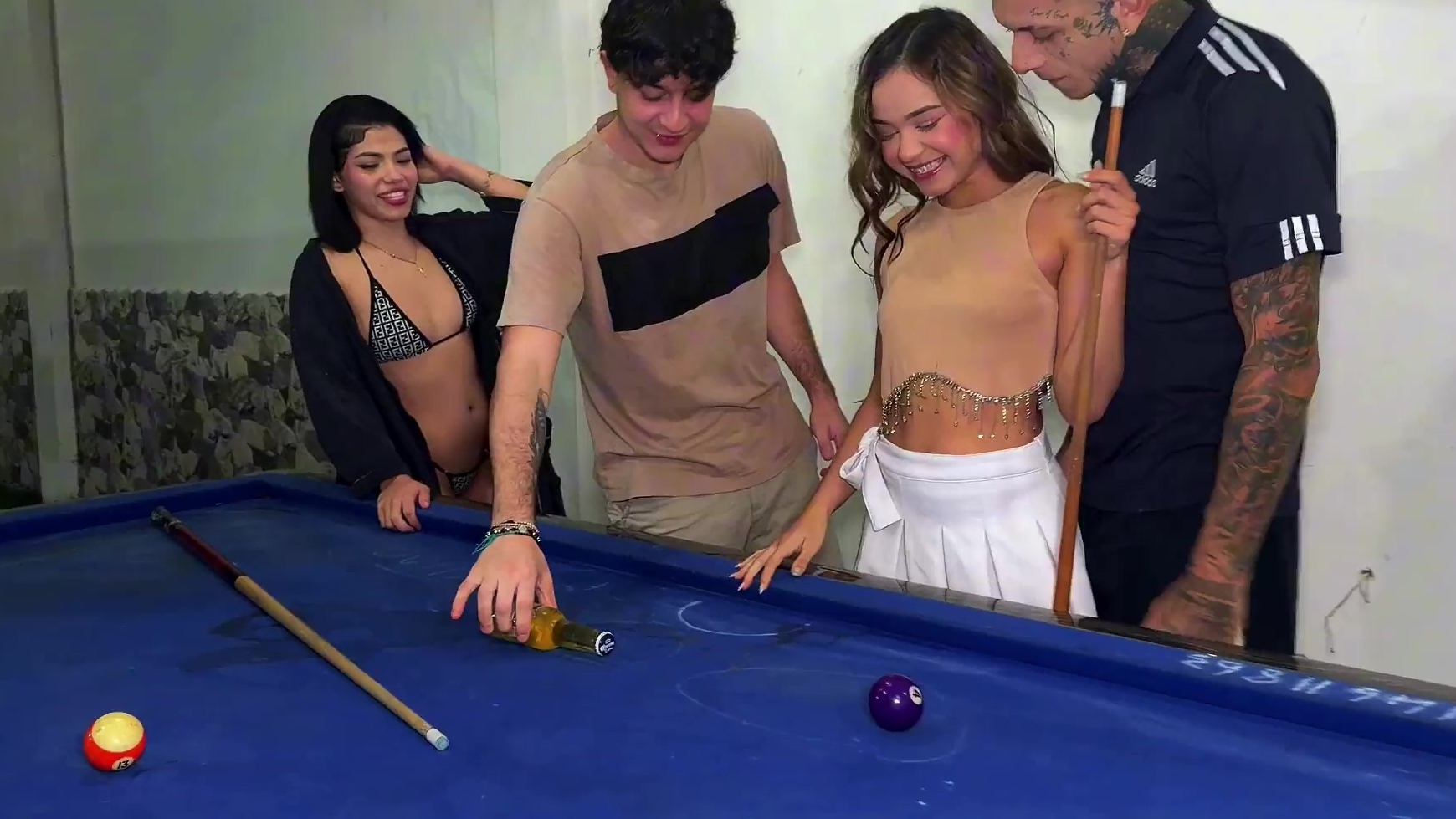 Una piscina con jóvenes latinas se convirtió en diversión ardiente.
