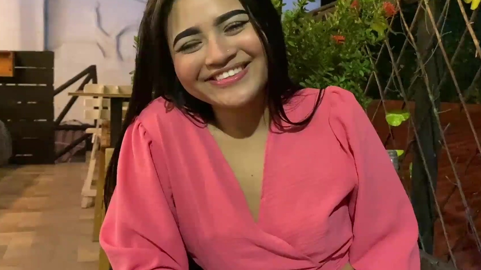 Una preciosa morena le hace un sonido y le golpea el pene tras la primera cita.