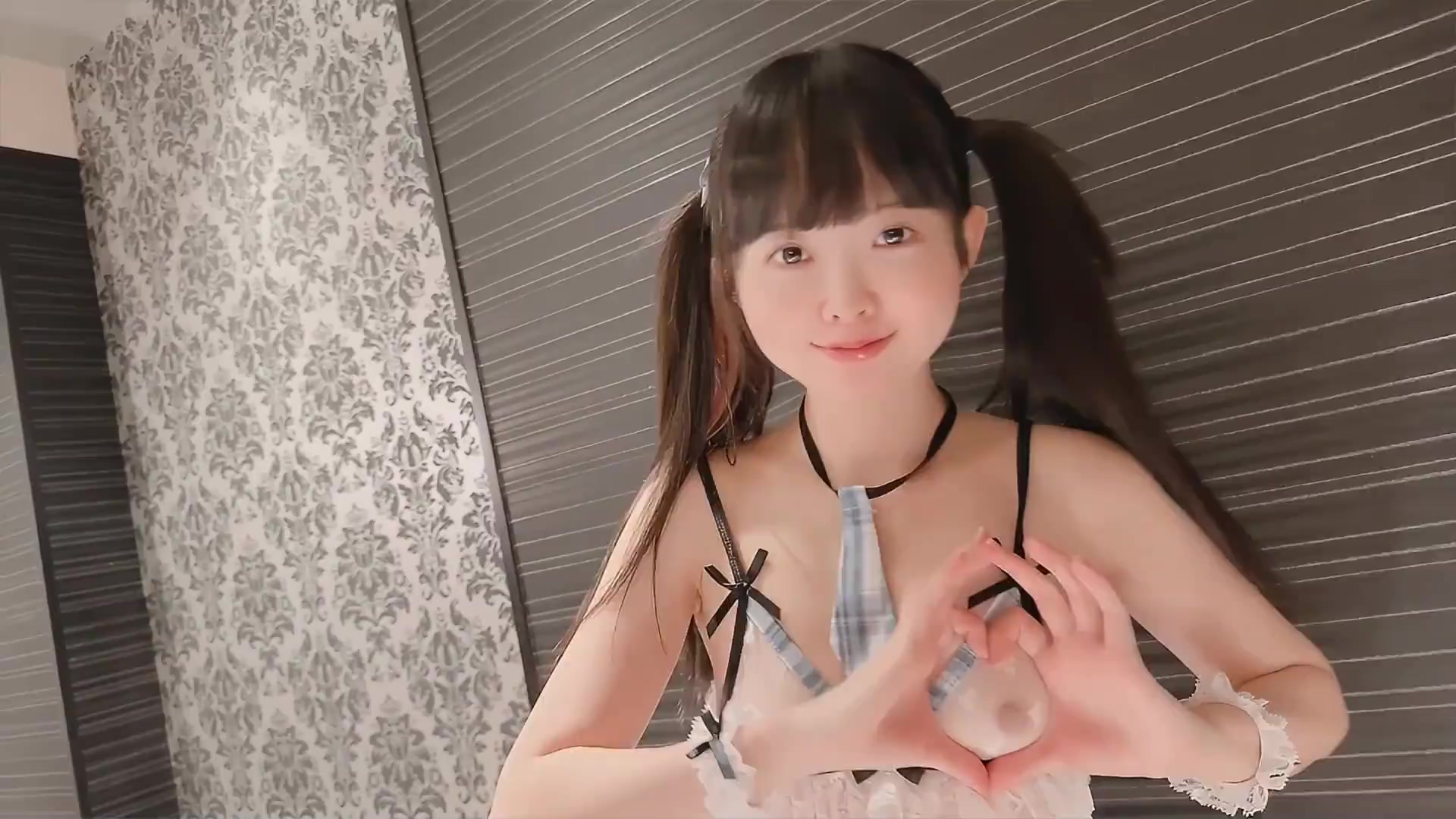 ¡A esta linda chica japonesa le encanta que la folle una gran polla!