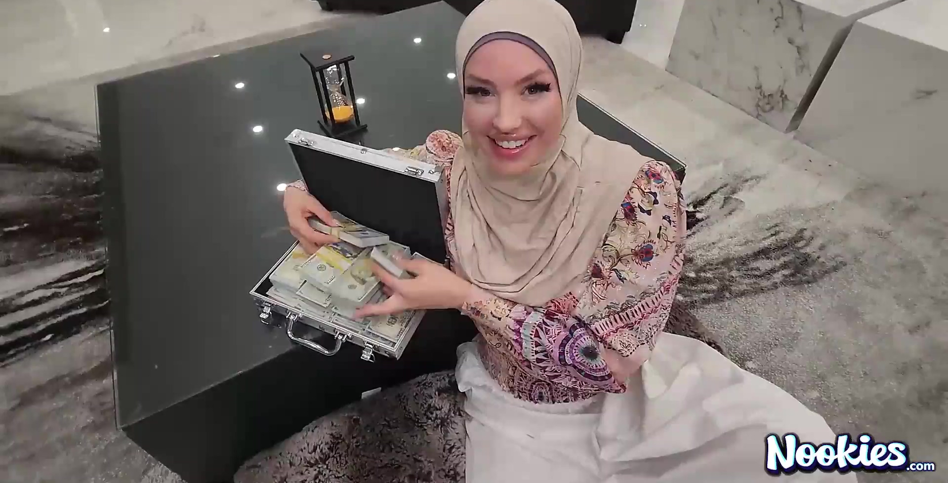 Adicta a las compras cachonda con hijab está sumida en pensamientos calientes
