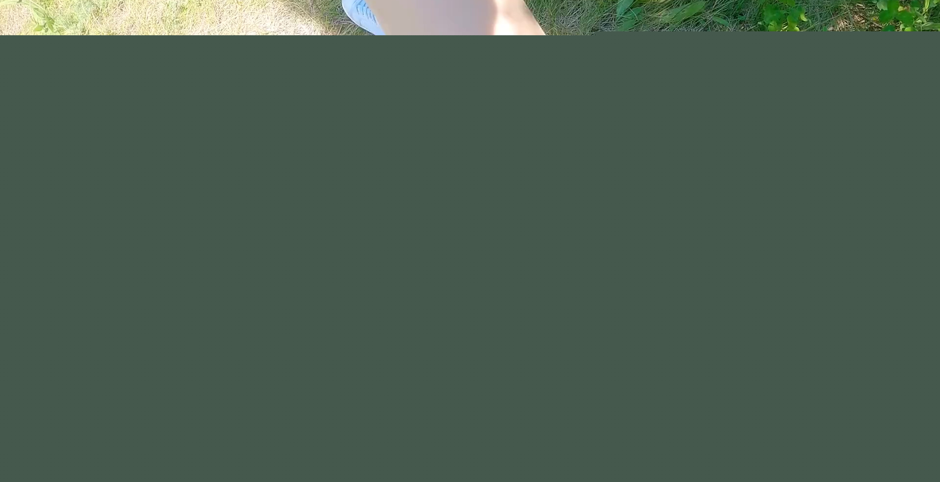Adolescente en minifalda montando una polla al aire libre | deportes porno