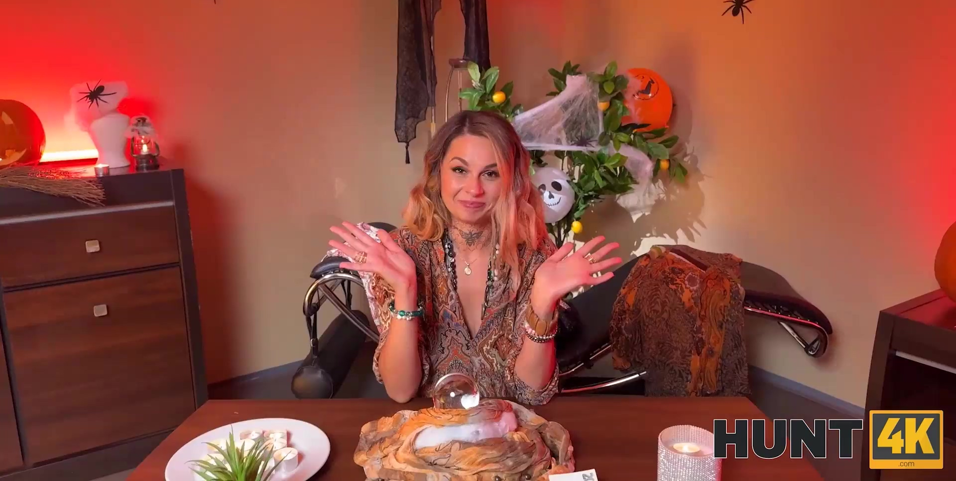 Allí mismo, en la sección de magia, Vanessa Leona complace los espíritus seduciendo a su marido.