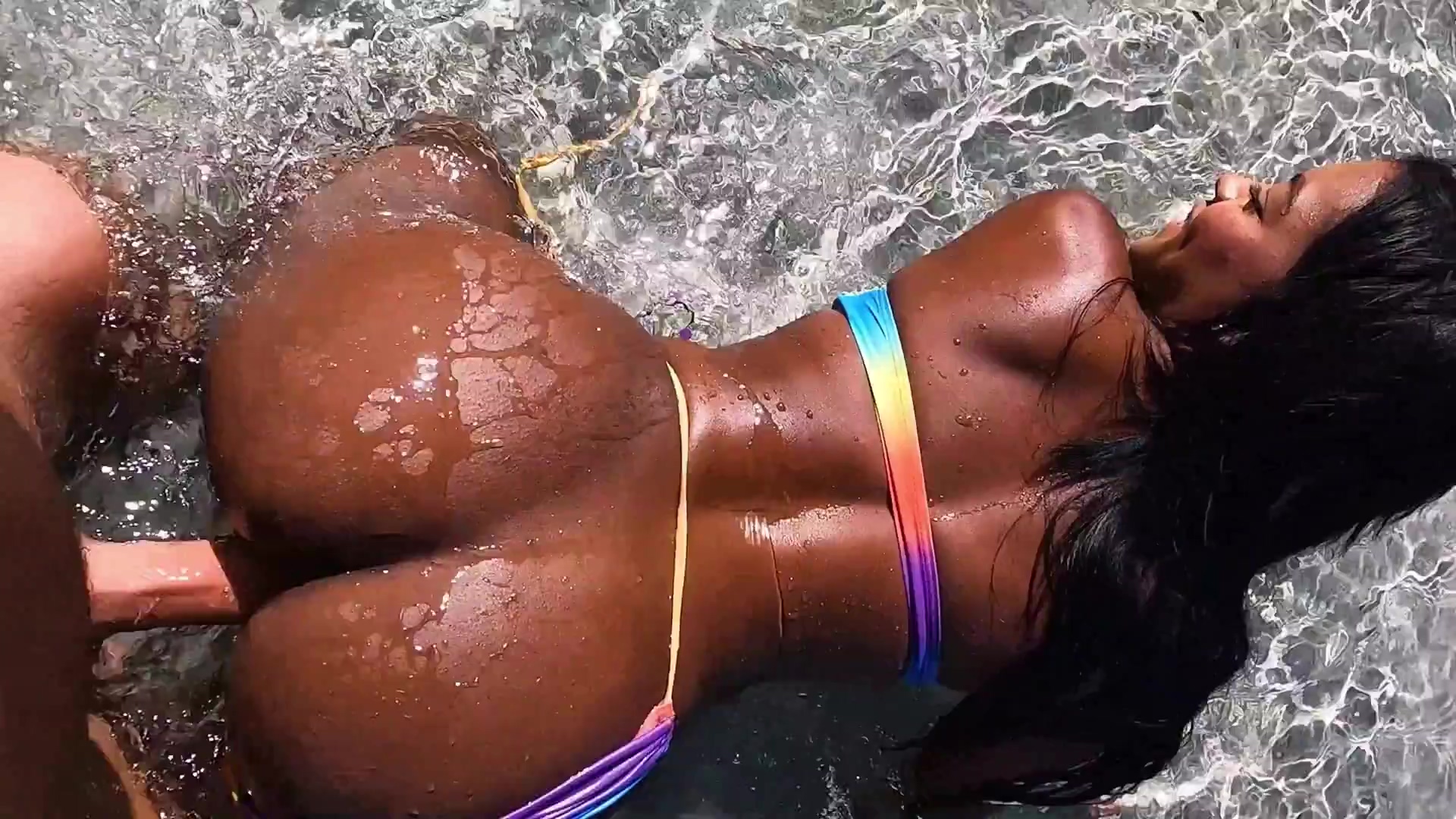 Belleza de ébano follada por el culo por un amigo blanco en la playa