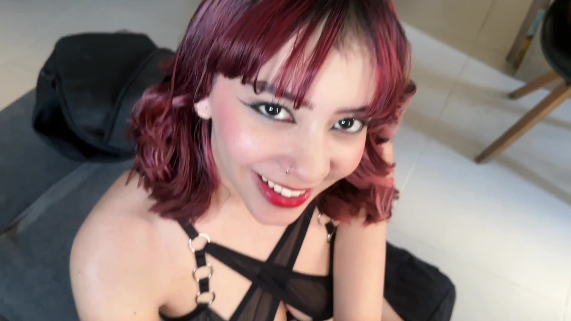 Beso fuerte a mi amiga para demostrarle que está equivocada diciendo que la engañé.