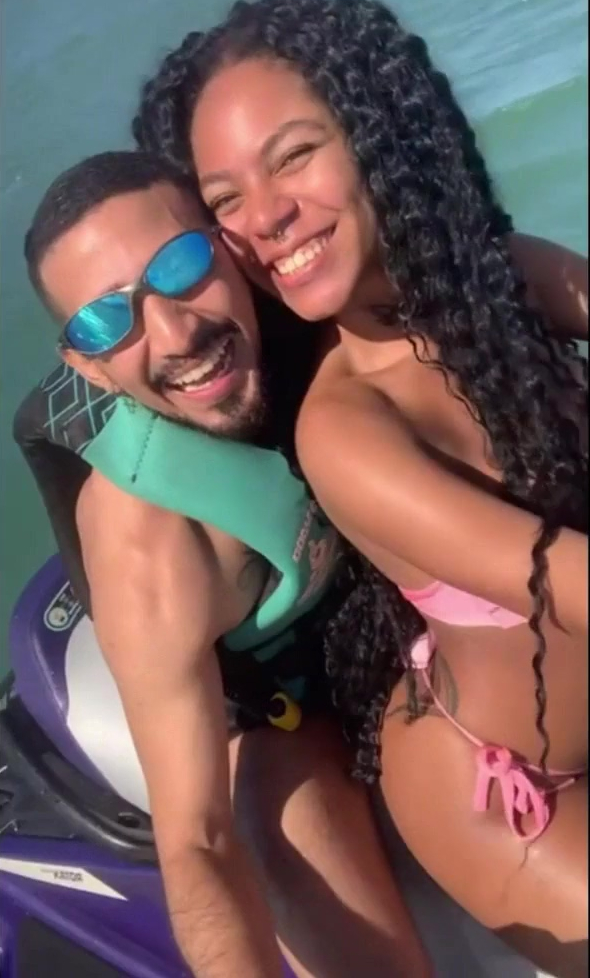 Chica con buen culo pone los cuernos a su marido con un monitor de moto de agua (POV)