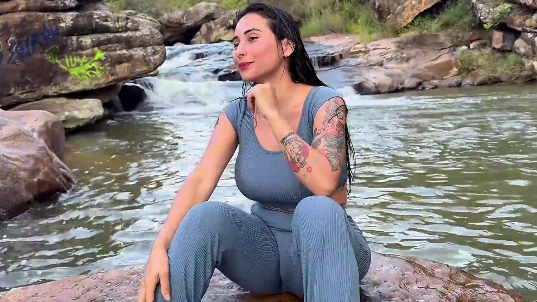 Conoce a una belleza con un gran culo y déjala montar tu dura polla