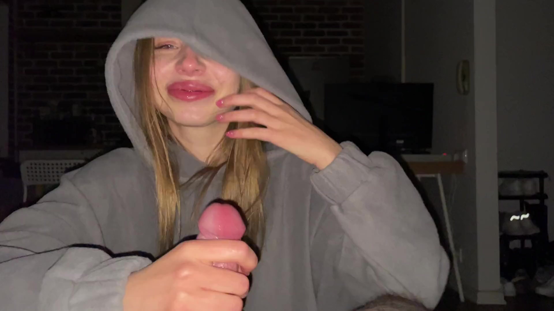 Coqueteando con una preciosa adolescente rusa después de una fiesta