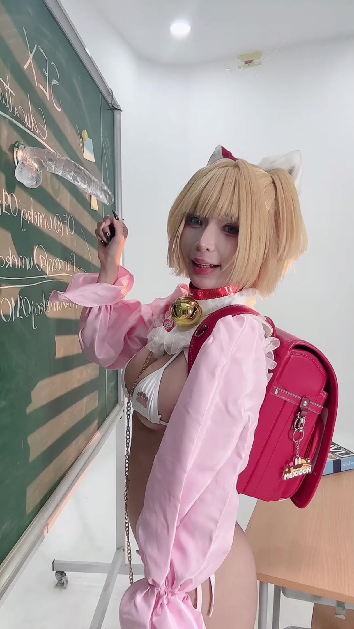 Cosplayer trabajador sucio jugando con juguetes en clase