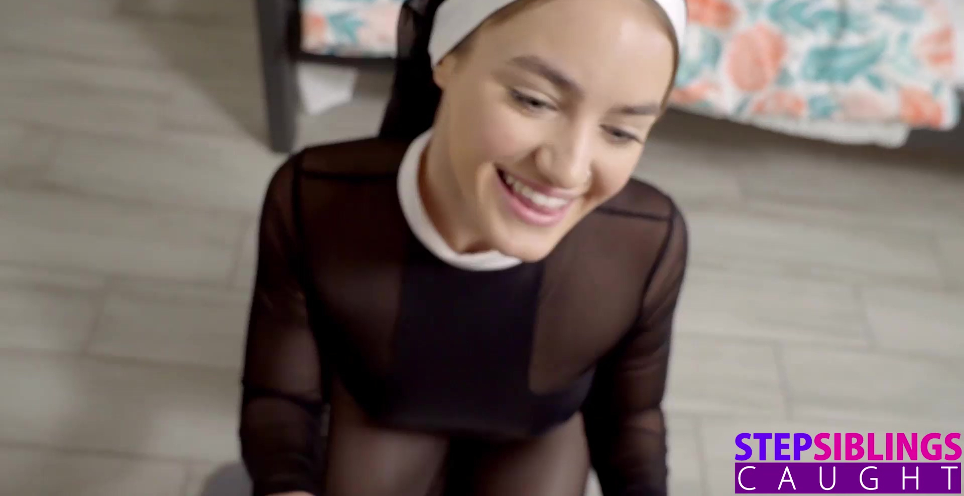 Cuando la ve con uniforme de monja, la polla del padrastro de Kenzie Madison se inquieta