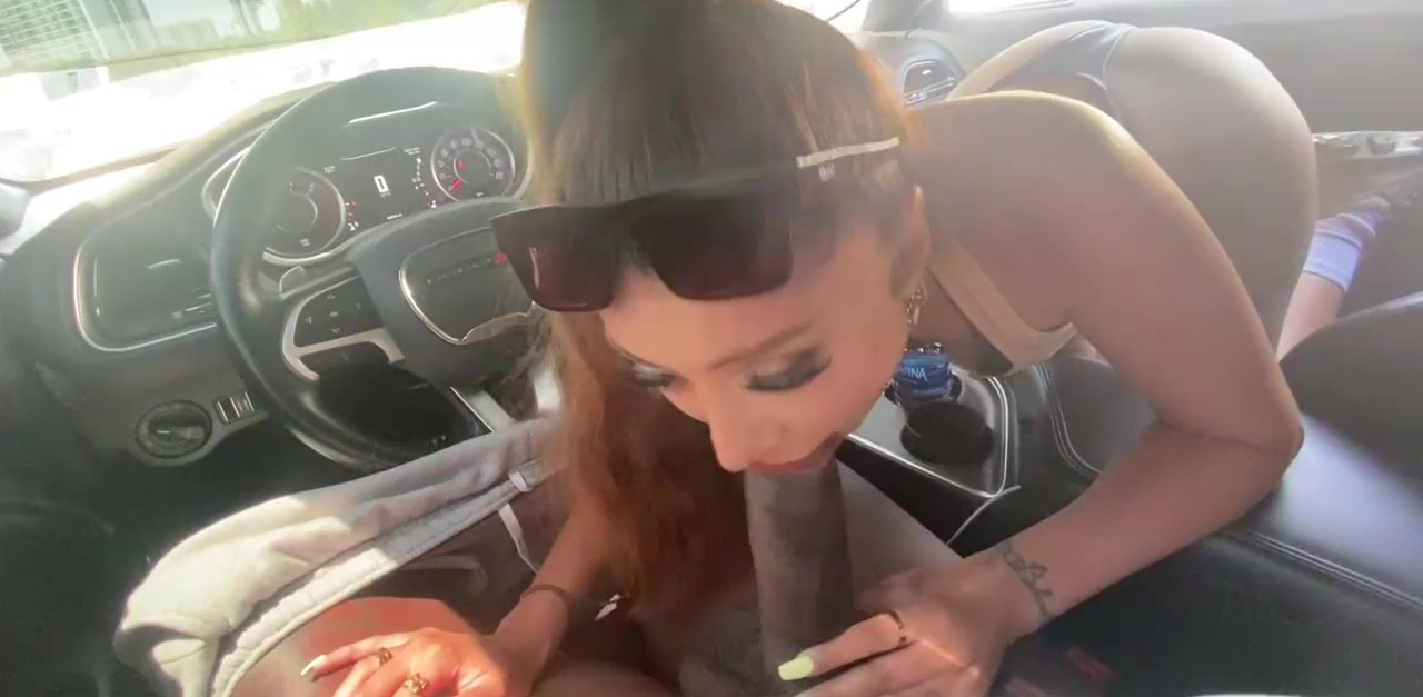 Dos chicas calientes disfrutan de una gran polla negra con sus hermosas bocas.